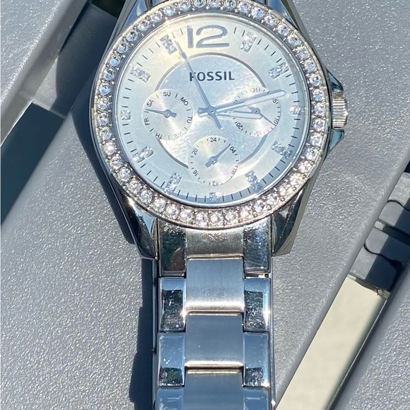 Like new Silver Fossil watch with crystals - Picture 3 of 4